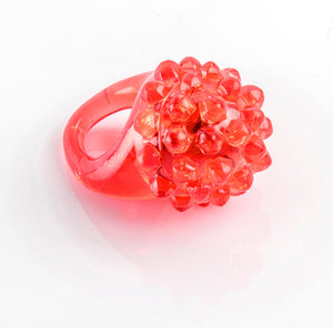 Bague lumineuse de 3 coloris aléatoire avec 3 LEDs clignotantes. S'allume ou s'éteint par simple pression sur la bague.