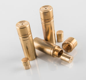 Pour fêter nos 25 ans, nous vous proposons un coffret de prestige limité à 500 exemplaires, pour collectionneur averti. Ce coffret exclusivement composé d’accessoires en laiton bénéficie d’une fabrication de grande précision pour des tours de magie de haute volée. Le top de la magie. À partir de 14 ans. Coffret 25ème Anniversaire Édition limitée - Megagic