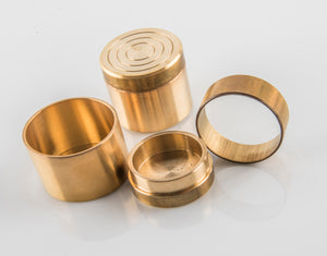 Pour fêter nos 25 ans, nous vous proposons un coffret de prestige limité à 500 exemplaires, pour collectionneur averti. Ce coffret exclusivement composé d’accessoires en laiton bénéficie d’une fabrication de grande précision pour des tours de magie de haute volée. Le top de la magie. À partir de 14 ans. Coffret 25ème Anniversaire Édition limitée - Megagic