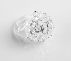 Bague lumineuse de 3 coloris aléatoire avec 3 LEDs clignotantes. S'allume ou s'éteint par simple pression sur la bague.