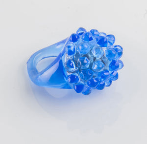 Bague lumineuse de 3 coloris aléatoire avec 3 LEDs clignotantes. S'allume ou s'éteint par simple pression sur la bague.