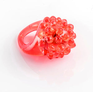 Bague lumineuse de 3 coloris aléatoire avec 3 LEDs clignotantes. S'allume ou s'éteint par simple pression sur la bague.