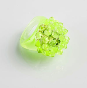 Mister fluo : Bague lumineuse de 4 coloris aléatoire avec 3 LEDs clignotantes. S'allume ou s'éteint par simple pression sur la bague.